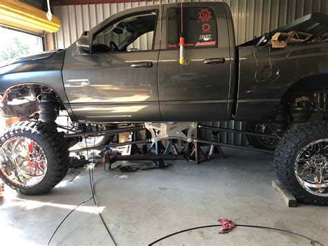 Air suspension kit for lifted trucks
